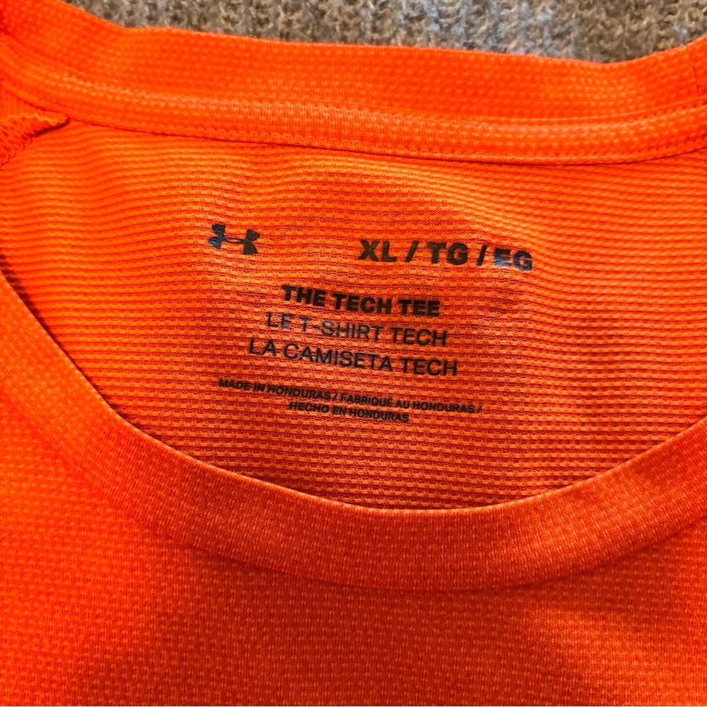 Under Armour shirt size XL has a stain - Picture 5 of 5